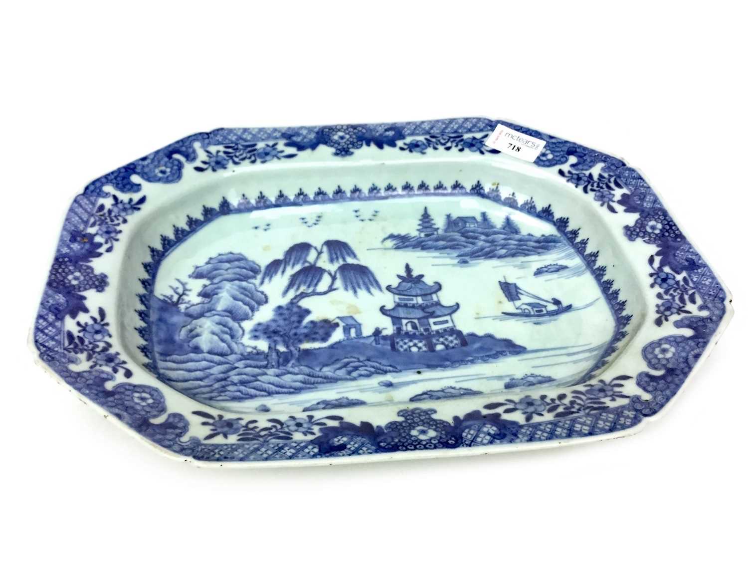 Lot 718 - A LATE 19TH CENTURY CHINESE BLUE AND WHITE OCTAGONAL DISH