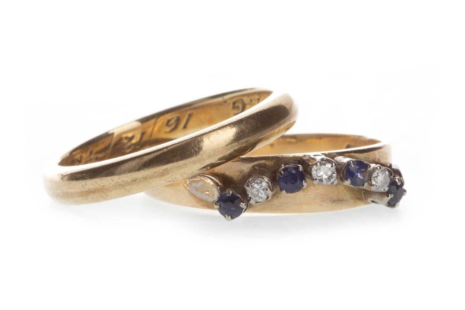 Lot 806 - TWO GOLD RINGS