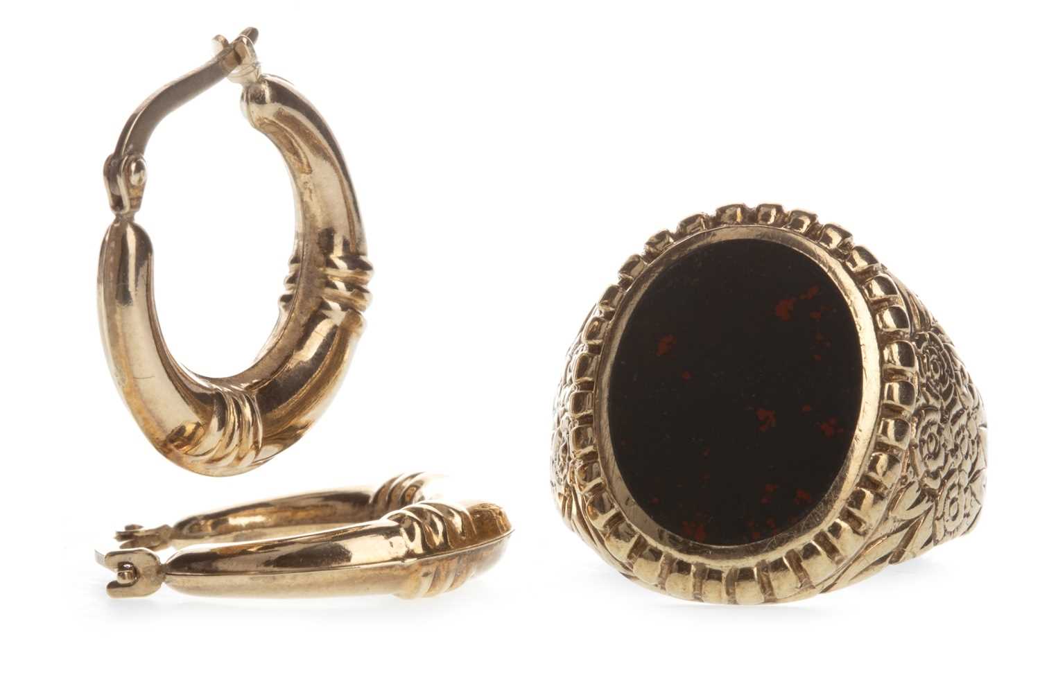 Lot 807 - A GOLD RING AND A PAIR OF HOOP EARRINGS