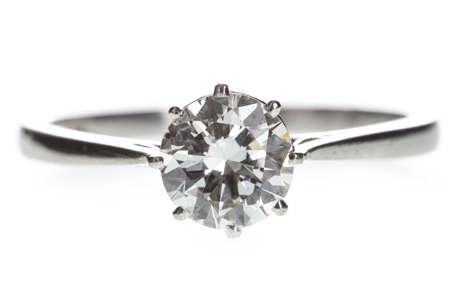 Lot 818 - A DIAMOND SOLITAIRE RING