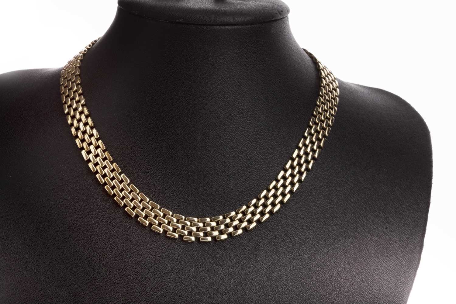 Lot 826 - A GOLD NECKLACE