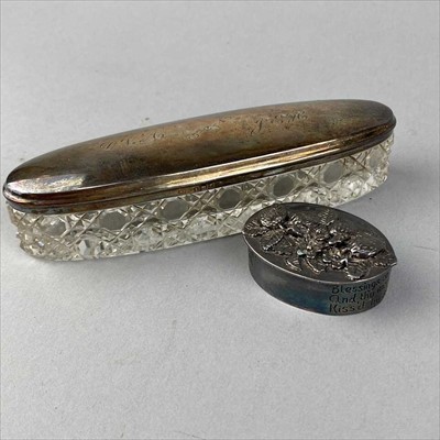 Lot 31 - A SILVER LIDDED VANITY BOX, A PILL BOX AND PEN KNIVES