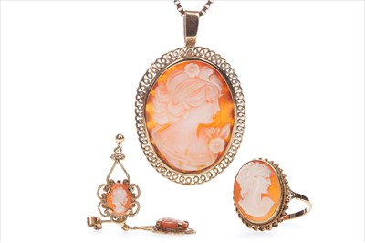 Lot 829 - A CAMEO NECKLACE, RING AND PAIR OF EARRINGS