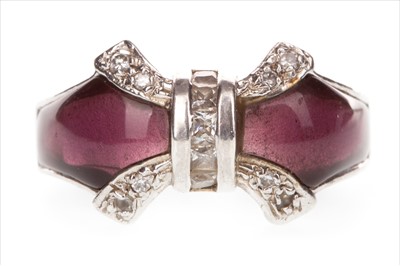 Lot 856 - A PURPLE AND WHITE GEM SET RING