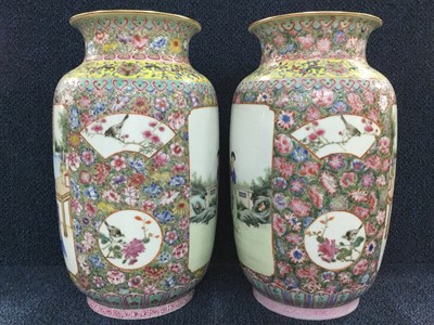 Lot 701 - A PAIR OF EARLY 20TH CENTURY CHINESE PORCELAIN VASES