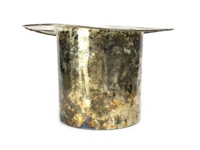 Lot 433 - A SILVER PLATED ICE BUCKET IN THE FORM OF A TOP HAT