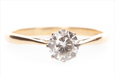 Lot 866 - A DIAMOND SOLITAIRE RING