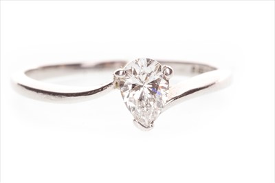 Lot 872 - A DIAMOND SOLITAIRE RING