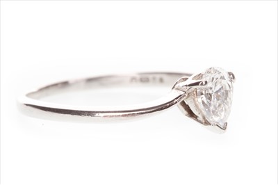 Lot 872 - A DIAMOND SOLITAIRE RING