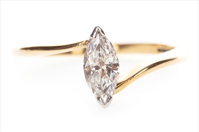 Lot 870 - A DIAMOND SOLITAIRE RING