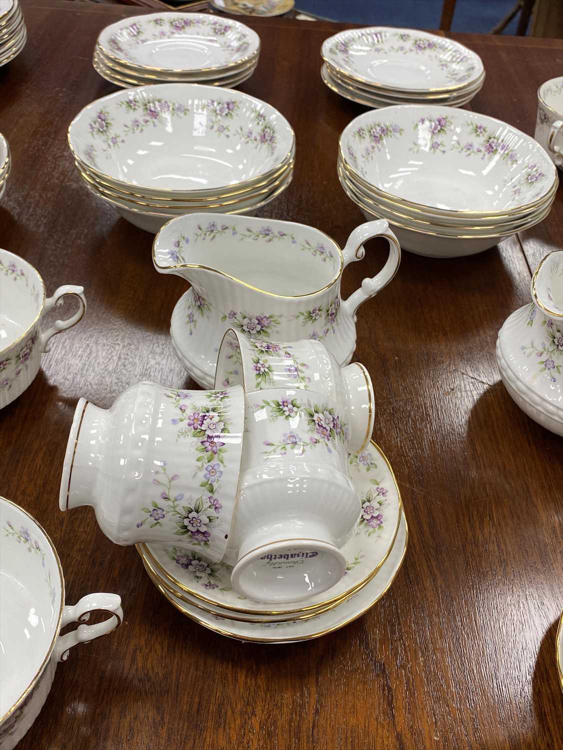 Lot 305 - AN ELIZABETHAN FINE BONE CHINA PART DINNER SERVICE