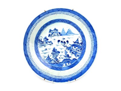 Lot 739 - A CHINESE BLUE AND WHITE CIRCULAR PLAQUE