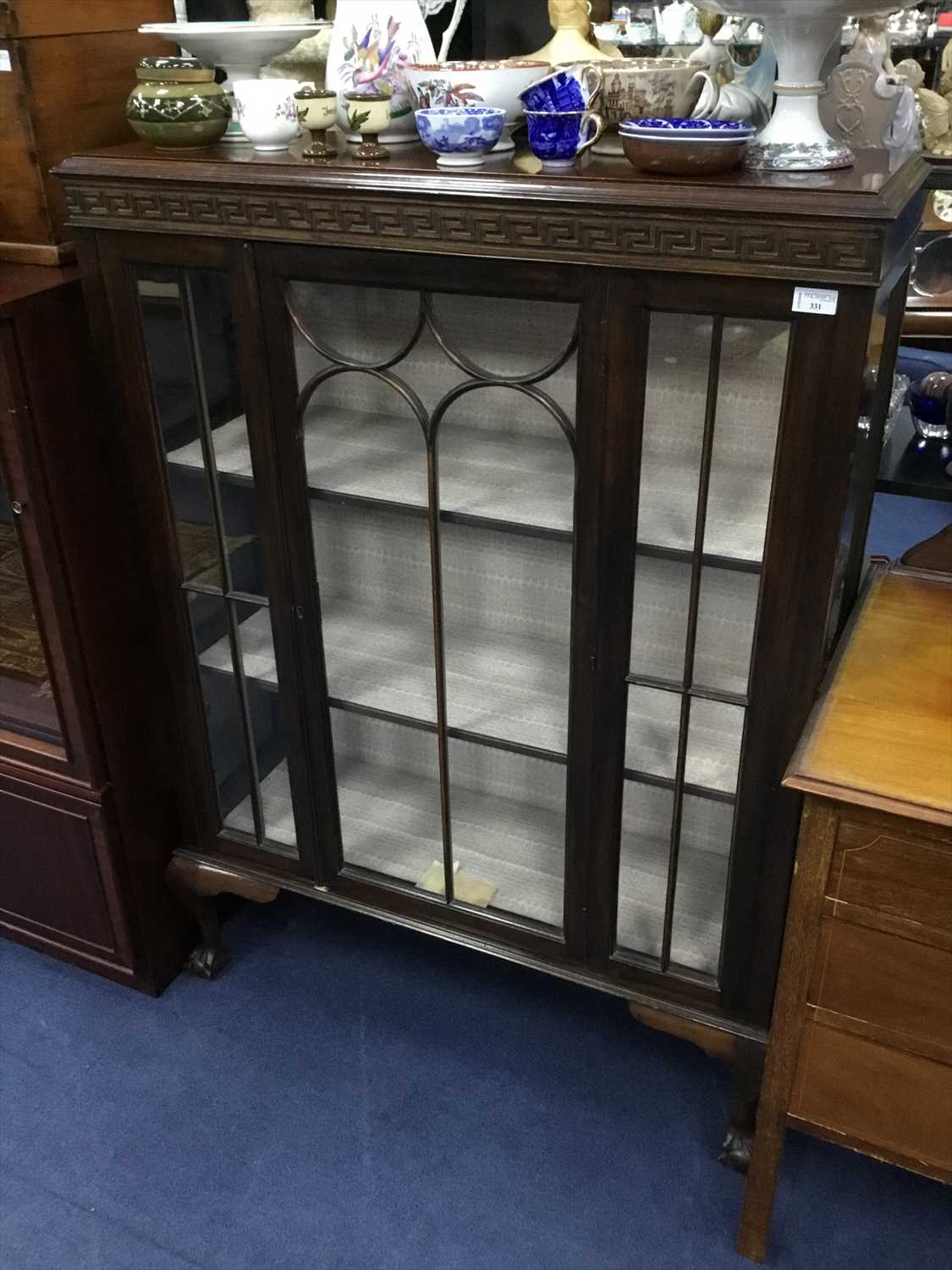 Lot 331 - AN EARLY 20TH CENTURY MAHOGANY DISPLAY CABINET