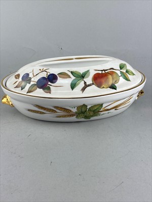 Lot 345 - A ROYAL WORCESTER EVESHAM PATTERN PART DINNER SERVICE