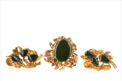 Lot 879 - A GREEN HARDSTONE RING AND PAIR OF EARRINGS
