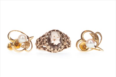 Lot 880 - A PAIR OF PEARL EARRINGS AND A GEM SET RING
