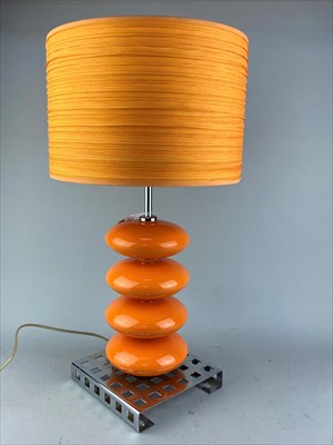 Lot 379 - A RETRO ORANGE POTTERY TABLE LAMP