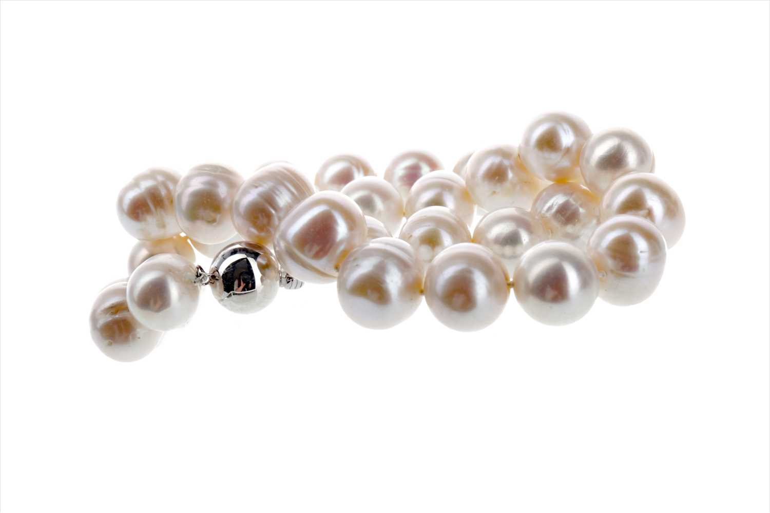 Lot 903 - A STRING OF PEARLS