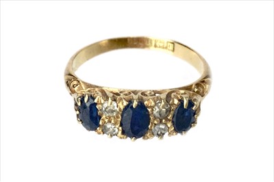 Lot 919 - A BLUE GEM SET AND DIAMOND RING