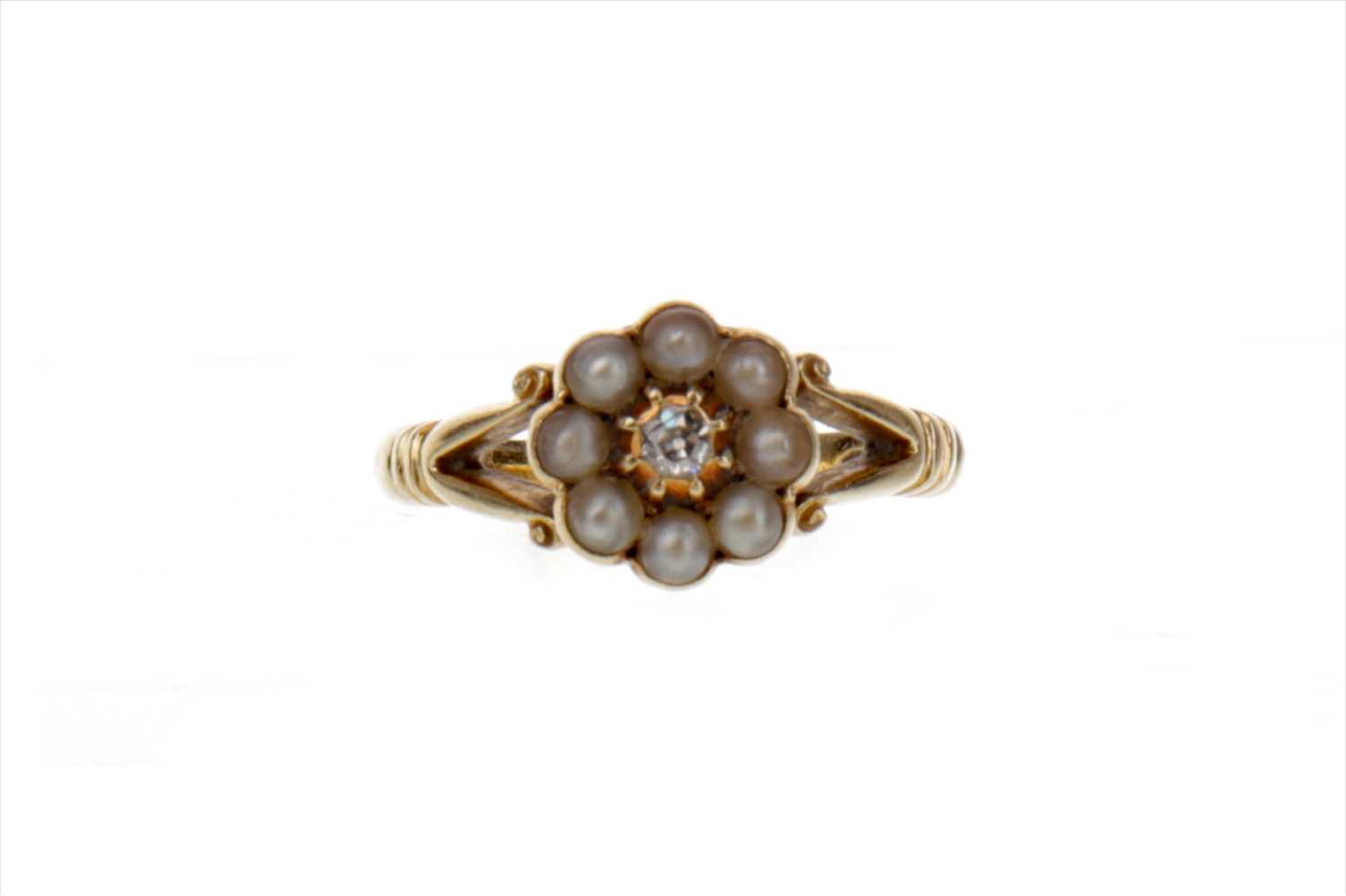 Lot 920 - A PEARL AND DIAMOND RING