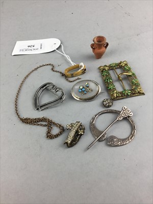 Lot 526 - A COLLECTION OF SILVER AND OTHER JEWELLERY AND ITEMS