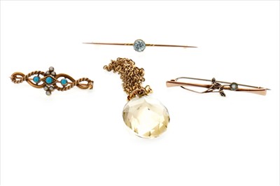 Lot 922 - THREE GEM SET BROOCHES AND A PENDANT