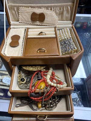 Lot 521 - A GROUP OF COSTUME JEWELLERY