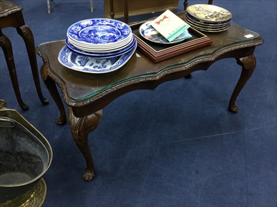 Lot 256 - A REPRODUCTION MAHOGANY SIDEBOARD AND A MAHOGANY COFFEE TABLE AND A NEST OF THREE TABLES