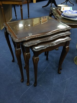 Lot 256 - A REPRODUCTION MAHOGANY SIDEBOARD AND A MAHOGANY COFFEE TABLE AND A NEST OF THREE TABLES