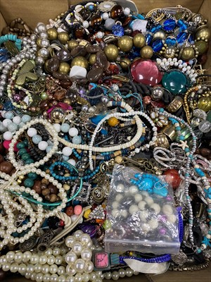 Lot 280 - A LARGE LOT OF COSTUME JEWELLERY