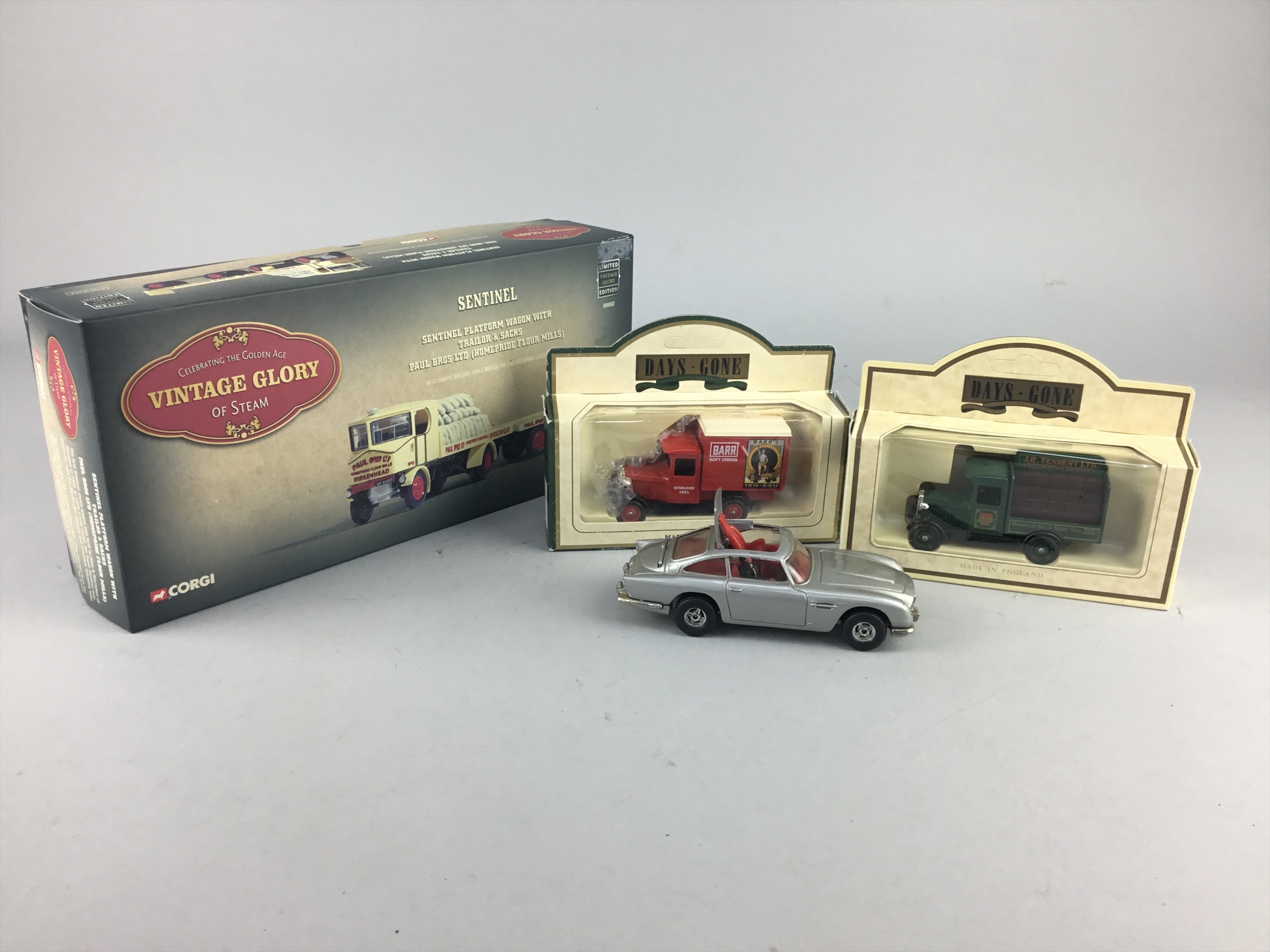 Lot 65 A COLLECTION OF MODEL VEHICLES