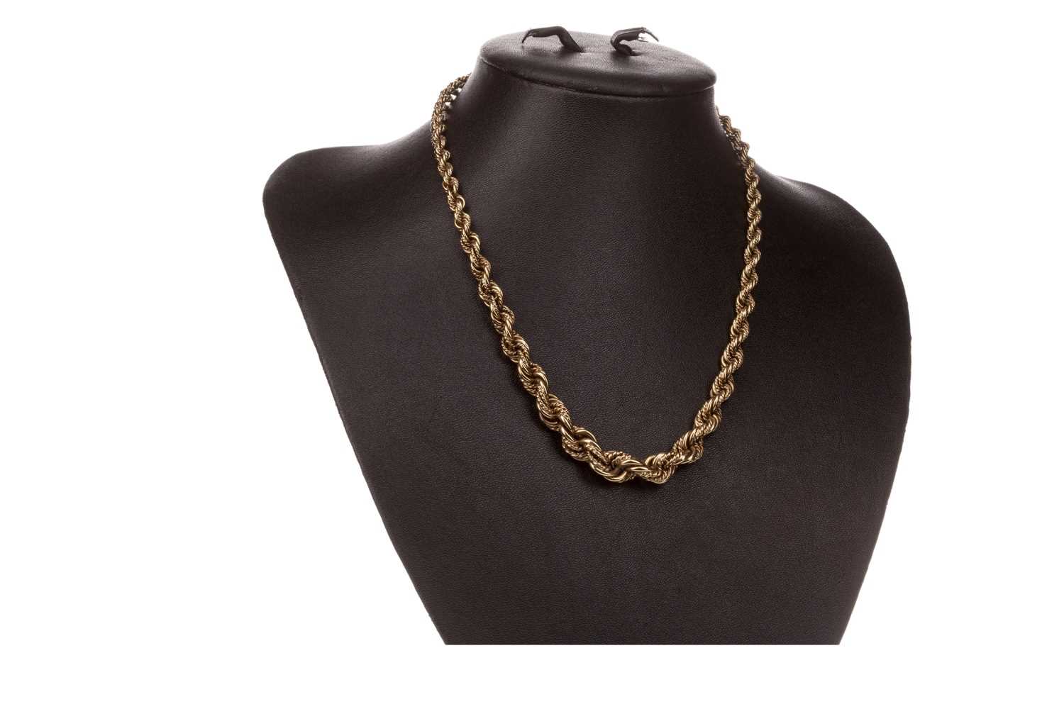Lot 308 - A GOLD ROPETWIST CHAIN
