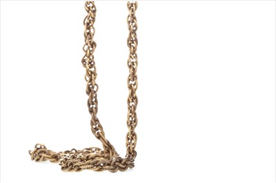 Lot 307 - A GOLD CHAIN