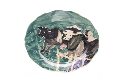 Lot 527 - A PAINTED CERAMIC PLATE, BY ALEXANDER GOUDIE
