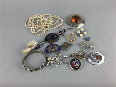 Lot 138 - A COLLECTION OF COSTUME JEWELLERY AND WATCHES