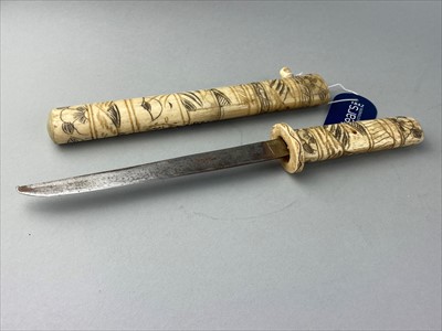 Lot 148 - A JAPANESE TANTO IN A CARVED BONE CASE