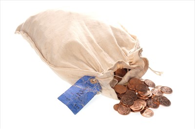 Lot 14 - A BANKER'S BAG OF UNCIRCULATED HALF PENNIES DATED 1967
