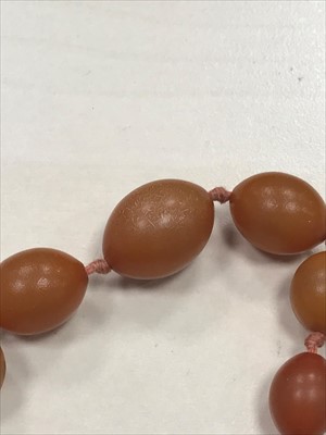 Lot 398 - LOOSE BAKELITE BEADS AND A NECKLACE