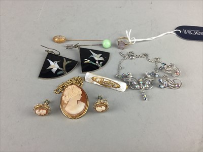Lot 118 - A 1930'S DRESS RING AND A GROUP OF COSTUME JEWELLERY