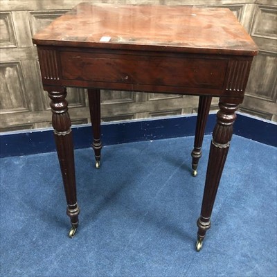 Lot 207 - AN EARLY 19TH CENTURY MAHOGANY AND ROSEWOOD CROSSBANDED TABLE