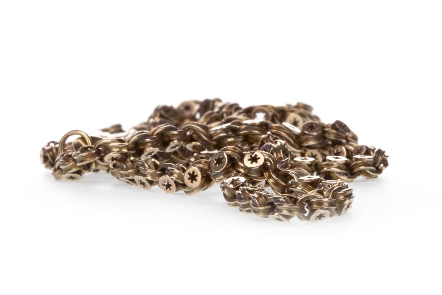 Lot 322 - A CHAIN NECKLACE
