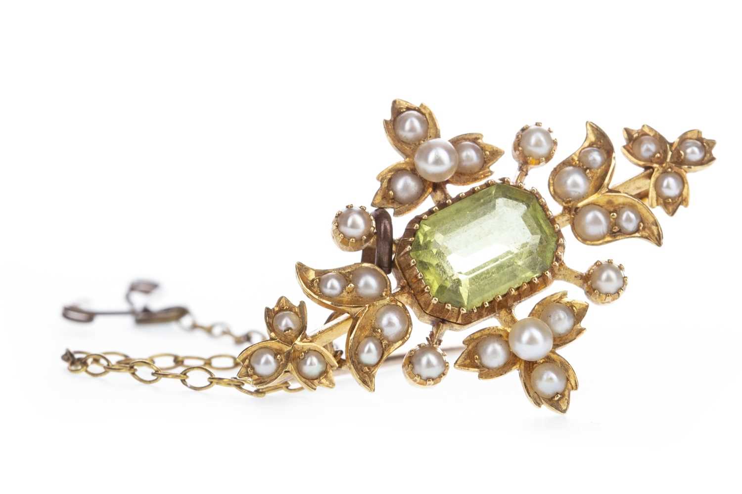 Lot 324 - AN EDWARDIAN GEM AND SEED PEARL BROOCH