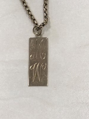 Lot 340 - AN INITIAL PENDANT ON CHAIN