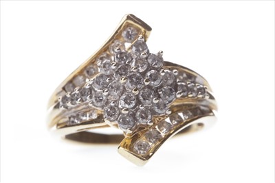 Lot 346 - A DIAMOND CLUSTER RING