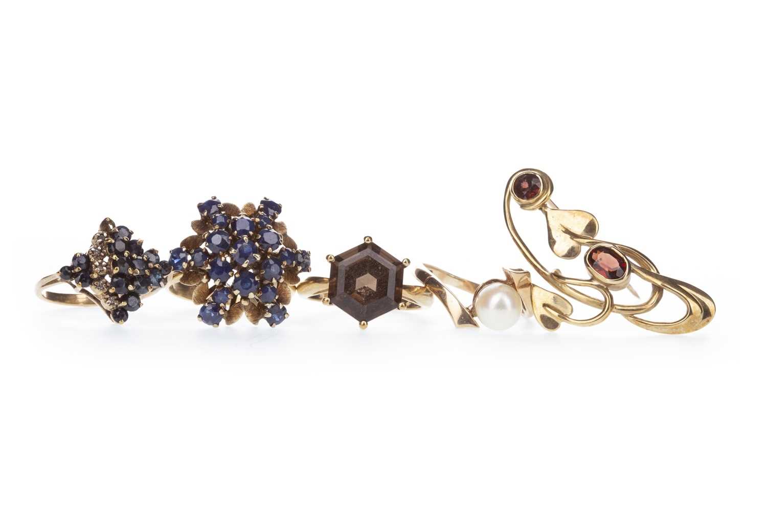 Lot 348 - FOUR GEM SET RINGS AND A BROOCH