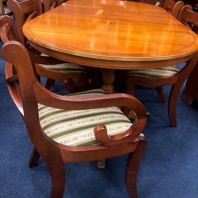 Lot 311 - A REPRODUCTION YEW WOOD MAHOGANY DINING TABLE AND SIX CHAIRS