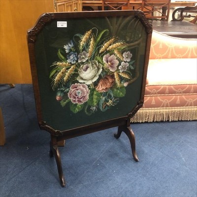 Lot 283 - A 20TH CENTURY OAK FIRESCREEN