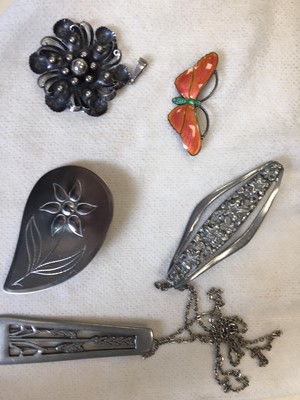 Lot 372 - A LOT OF SILVER AND PEWTER JEWELLERY
