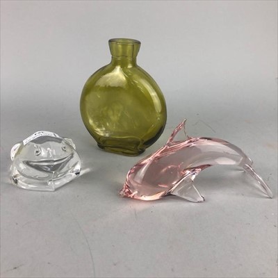 Lot 354 - A CUT GLASS PAPERWEIGHT MODELLED AS A FROG AND OTHER ITEMS