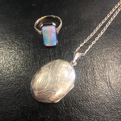 Lot 353 - AN OPAL DOUBLET RING AND A LOCKET